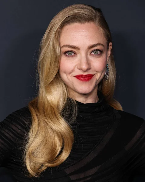 Amerikalı aktris Amanda Seyfried, 14 Aralık 2025 'te Hollywood, Los Angeles' taki Sinema Sanatları ve Bilimleri Akademisi 'nde düzenlenen 