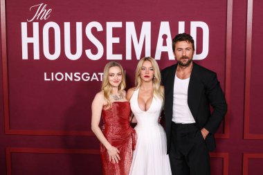 Amanda Seyfried, Sydney Sweeney ve Brandon Sklenar, 15 Aralık 2025 'te Hollywood, Los Angeles' ta bulunan TCL Çin Tiyatrosu IMAX 'ta düzenlenen Lionsgate' in 'The Housemaid' adlı filminin Los Angeles galasına geldiler.    