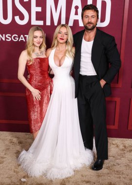 Amanda Seyfried, Sydney Sweeney ve Brandon Sklenar, 15 Aralık 2025 'te Hollywood, Los Angeles' ta bulunan TCL Çin Tiyatrosu IMAX 'ta düzenlenen Lionsgate' in 'The Housemaid' adlı filminin Los Angeles galasına geldiler.    