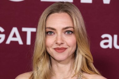 Monse PF26, Tiffany & Co mücevherleri ve Jimmy Choo ayakkabıları giyen Amerikalı aktris Amanda Seyfried, 15 Aralık 2025 'te Hollywood, Los Angeles' ta bulunan TCL Çin Tiyatrosu IMAX 'ta düzenlenen Lionsgate' in 'The Housemaid' adlı filminin Los Angeles galasına geldi.   