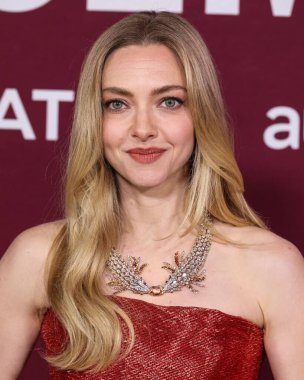 Monse PF26, Tiffany & Co mücevherleri ve Jimmy Choo ayakkabıları giyen Amerikalı aktris Amanda Seyfried, 15 Aralık 2025 'te Hollywood, Los Angeles' ta bulunan TCL Çin Tiyatrosu IMAX 'ta düzenlenen Lionsgate' in 'The Housemaid' adlı filminin Los Angeles galasına geldi.   