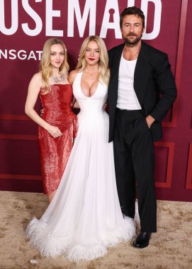 Amerikalı aktris Amanda Seyfried, Monse PF26, Tiffany & Co mücevherleri ve Jimmy Choo ayakkabıları giyiyor, Amerikalı aktris ve yapımcı Sydney Sweeney, Jacob & Co. yüksek mücevher ve Amerikalı aktör Brandon Sklenar ile tamamen özel bir Galia Lahav elbisesi giyiyor.