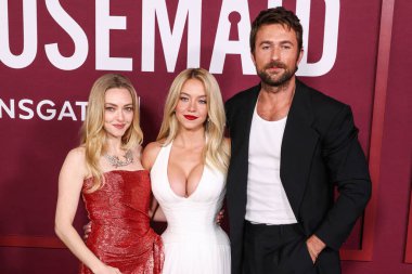 Amerikalı aktris Amanda Seyfried, Monse PF26, Tiffany & Co mücevherleri ve Jimmy Choo ayakkabıları giyiyor, Amerikalı aktris ve yapımcı Sydney Sweeney, Jacob & Co. yüksek mücevher ve Amerikalı aktör Brandon Sklenar ile tamamen özel bir Galia Lahav elbisesi giyiyor.