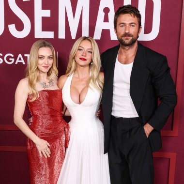 Amerikalı aktris Amanda Seyfried, Monse PF26, Tiffany & Co mücevherleri ve Jimmy Choo ayakkabıları giyiyor, Amerikalı aktris ve yapımcı Sydney Sweeney, Jacob & Co. yüksek mücevher ve Amerikalı aktör Brandon Sklenar ile tamamen özel bir Galia Lahav elbisesi giyiyor.