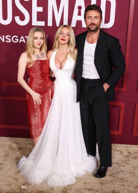 Amerikalı aktris Amanda Seyfried, Monse PF26, Tiffany & Co mücevherleri ve Jimmy Choo ayakkabıları giyiyor, Amerikalı aktris ve yapımcı Sydney Sweeney, Jacob & Co. yüksek mücevher ve Amerikalı aktör Brandon Sklenar ile tamamen özel bir Galia Lahav elbisesi giyiyor.