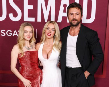 Amerikalı aktris Amanda Seyfried, Monse PF26, Tiffany & Co mücevherleri ve Jimmy Choo ayakkabıları giyiyor, Amerikalı aktris ve yapımcı Sydney Sweeney, Jacob & Co. yüksek mücevher ve Amerikalı aktör Brandon Sklenar ile tamamen özel bir Galia Lahav elbisesi giyiyor.