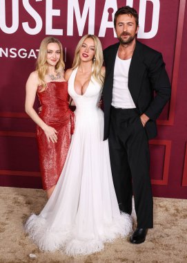 Amerikalı aktris Amanda Seyfried, Monse PF26, Tiffany & Co mücevherleri ve Jimmy Choo ayakkabıları giyiyor, Amerikalı aktris ve yapımcı Sydney Sweeney, Jacob & Co. yüksek mücevher ve Amerikalı aktör Brandon Sklenar ile tamamen özel bir Galia Lahav elbisesi giyiyor.