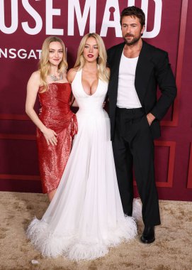 Amerikalı aktris Amanda Seyfried, Monse PF26, Tiffany & Co mücevherleri ve Jimmy Choo ayakkabıları giyiyor, Amerikalı aktris ve yapımcı Sydney Sweeney, Jacob & Co. yüksek mücevher ve Amerikalı aktör Brandon Sklenar ile tamamen özel bir Galia Lahav elbisesi giyiyor.