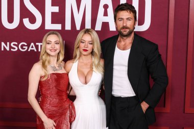 Amerikalı aktris Amanda Seyfried, Monse PF26, Tiffany & Co mücevherleri ve Jimmy Choo ayakkabıları giyiyor, Amerikalı aktris ve yapımcı Sydney Sweeney, Jacob & Co. yüksek mücevher ve Amerikalı aktör Brandon Sklenar ile tamamen özel bir Galia Lahav elbisesi giyiyor.
