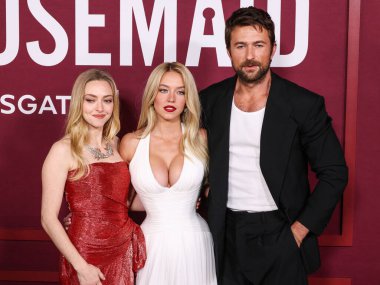 Amerikalı aktris Amanda Seyfried, Monse PF26, Tiffany & Co mücevherleri ve Jimmy Choo ayakkabıları giyiyor, Amerikalı aktris ve yapımcı Sydney Sweeney, Jacob & Co. yüksek mücevher ve Amerikalı aktör Brandon Sklenar ile tamamen özel bir Galia Lahav elbisesi giyiyor.