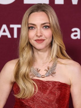 Monse PF26, Tiffany & Co mücevherleri ve Jimmy Choo ayakkabıları giyen Amerikalı aktris Amanda Seyfried, 15 Aralık 2025 'te Hollywood, Los Angeles' ta bulunan TCL Çin Tiyatrosu IMAX 'ta düzenlenen Lionsgate' in 'The Housemaid' adlı filminin Los Angeles galasına geldi.