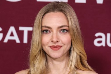 Monse PF26, Tiffany & Co mücevherleri ve Jimmy Choo ayakkabıları giyen Amerikalı aktris Amanda Seyfried, 15 Aralık 2025 'te Hollywood, Los Angeles' ta bulunan TCL Çin Tiyatrosu IMAX 'ta düzenlenen Lionsgate' in 'The Housemaid' adlı filminin Los Angeles galasına geldi.