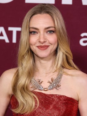 Monse PF26, Tiffany & Co mücevherleri ve Jimmy Choo ayakkabıları giyen Amerikalı aktris Amanda Seyfried, 15 Aralık 2025 'te Hollywood, Los Angeles' ta bulunan TCL Çin Tiyatrosu IMAX 'ta düzenlenen Lionsgate' in 'The Housemaid' adlı filminin Los Angeles galasına geldi.