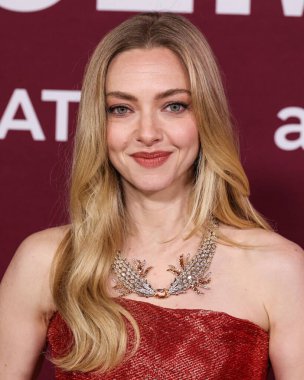 Monse PF26, Tiffany & Co mücevherleri ve Jimmy Choo ayakkabıları giyen Amerikalı aktris Amanda Seyfried, 15 Aralık 2025 'te Hollywood, Los Angeles' ta bulunan TCL Çin Tiyatrosu IMAX 'ta düzenlenen Lionsgate' in 'The Housemaid' adlı filminin Los Angeles galasına geldi.
