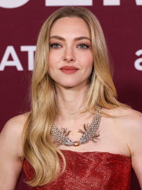Monse PF26, Tiffany & Co mücevherleri ve Jimmy Choo ayakkabıları giyen Amerikalı aktris Amanda Seyfried, 15 Aralık 2025 'te Hollywood, Los Angeles' ta bulunan TCL Çin Tiyatrosu IMAX 'ta düzenlenen Lionsgate' in 'The Housemaid' adlı filminin Los Angeles galasına geldi.