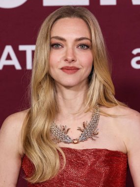 Monse PF26, Tiffany & Co mücevherleri ve Jimmy Choo ayakkabıları giyen Amerikalı aktris Amanda Seyfried, 15 Aralık 2025 'te Hollywood, Los Angeles' ta bulunan TCL Çin Tiyatrosu IMAX 'ta düzenlenen Lionsgate' in 'The Housemaid' adlı filminin Los Angeles galasına geldi.