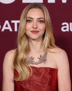 Monse PF26, Tiffany & Co mücevherleri ve Jimmy Choo ayakkabıları giyen Amerikalı aktris Amanda Seyfried, 15 Aralık 2025 'te Hollywood, Los Angeles' ta bulunan TCL Çin Tiyatrosu IMAX 'ta düzenlenen Lionsgate' in 'The Housemaid' adlı filminin Los Angeles galasına geldi.