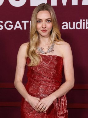 Monse PF26, Tiffany & Co mücevherleri ve Jimmy Choo ayakkabıları giyen Amerikalı aktris Amanda Seyfried, 15 Aralık 2025 'te Hollywood, Los Angeles' ta bulunan TCL Çin Tiyatrosu IMAX 'ta düzenlenen Lionsgate' in 'The Housemaid' adlı filminin Los Angeles galasına geldi.