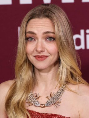 Monse PF26, Tiffany & Co mücevherleri ve Jimmy Choo ayakkabıları giyen Amerikalı aktris Amanda Seyfried, 15 Aralık 2025 'te Hollywood, Los Angeles' ta bulunan TCL Çin Tiyatrosu IMAX 'ta düzenlenen Lionsgate' in 'The Housemaid' adlı filminin Los Angeles galasına geldi.