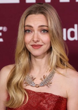 Monse PF26, Tiffany & Co mücevherleri ve Jimmy Choo ayakkabıları giyen Amerikalı aktris Amanda Seyfried, 15 Aralık 2025 'te Hollywood, Los Angeles' ta bulunan TCL Çin Tiyatrosu IMAX 'ta düzenlenen Lionsgate' in 'The Housemaid' adlı filminin Los Angeles galasına geldi.