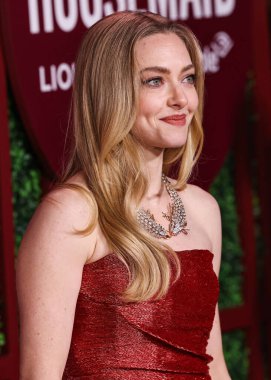 Monse PF26, Tiffany & Co mücevherleri ve Jimmy Choo ayakkabıları giyen Amerikalı aktris Amanda Seyfried, 15 Aralık 2025 'te Hollywood, Los Angeles' ta bulunan TCL Çin Tiyatrosu IMAX 'ta düzenlenen Lionsgate' in 'The Housemaid' adlı filminin Los Angeles galasına geldi.