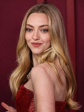 Monse PF26, Tiffany & Co mücevherleri ve Jimmy Choo ayakkabıları giyen Amerikalı aktris Amanda Seyfried, 15 Aralık 2025 'te Hollywood, Los Angeles' ta bulunan TCL Çin Tiyatrosu IMAX 'ta düzenlenen Lionsgate' in 'The Housemaid' adlı filminin Los Angeles galasına geldi.