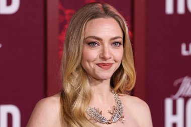Monse PF26, Tiffany & Co mücevherleri ve Jimmy Choo ayakkabıları giyen Amerikalı aktris Amanda Seyfried, 15 Aralık 2025 'te Hollywood, Los Angeles' ta bulunan TCL Çin Tiyatrosu IMAX 'ta düzenlenen Lionsgate' in 'The Housemaid' adlı filminin Los Angeles galasına geldi.