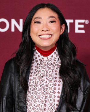 Amerikalı aktris ve rapçi Awkwafina (Nora Lum), 15 Aralık 2025 'te Hollywood, Los Angeles, Kaliforniya, ABD' de bulunan TCL Çin Tiyatrosu IMAX 'te düzenlenen Lionsgate' in 'The Housemaid' adlı filminin Los Angeles galasına geldi..