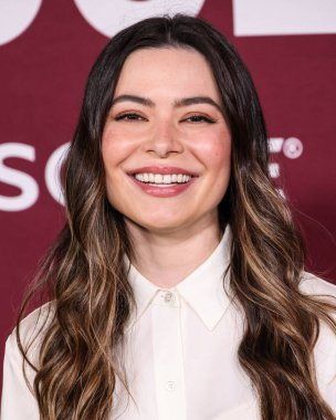 Amerikalı aktris, şarkıcı ve yapımcı Miranda Cosgrove, 15 Aralık 2025 'te Hollywood, Los Angeles, Kaliforniya, ABD' de bulunan TCL Çin Tiyatrosu IMAX 'te düzenlenen Lionsgate' in 'The Housemaid' adlı filminin Los Angeles galasına geldi..