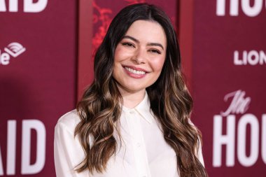 Amerikalı aktris, şarkıcı ve yapımcı Miranda Cosgrove, 15 Aralık 2025 'te Hollywood, Los Angeles, Kaliforniya, ABD' de bulunan TCL Çin Tiyatrosu IMAX 'te düzenlenen Lionsgate' in 'The Housemaid' adlı filminin Los Angeles galasına geldi..