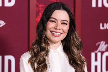 Amerikalı aktris, şarkıcı ve yapımcı Miranda Cosgrove, 15 Aralık 2025 'te Hollywood, Los Angeles, Kaliforniya, ABD' de bulunan TCL Çin Tiyatrosu IMAX 'te düzenlenen Lionsgate' in 'The Housemaid' adlı filminin Los Angeles galasına geldi..