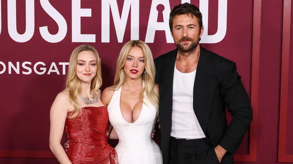 Amerikalı aktris Amanda Seyfried, Monse PF26, Tiffany & Co mücevherleri ve Jimmy Choo ayakkabıları giyiyor, Amerikalı aktris ve yapımcı Sydney Sweeney, Jacob & Co. yüksek mücevher ve Amerikalı aktör Brandon Sklenar ile tamamen özel bir Galia Lahav elbisesi giyiyor.