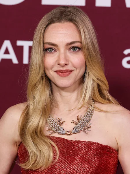 Monse PF26, Tiffany & Co mücevherleri ve Jimmy Choo ayakkabıları giyen Amerikalı aktris Amanda Seyfried, 15 Aralık 2025 'te Hollywood, Los Angeles' ta bulunan TCL Çin Tiyatrosu IMAX 'ta düzenlenen Lionsgate' in 'The Housemaid' adlı filminin Los Angeles galasına geldi.
