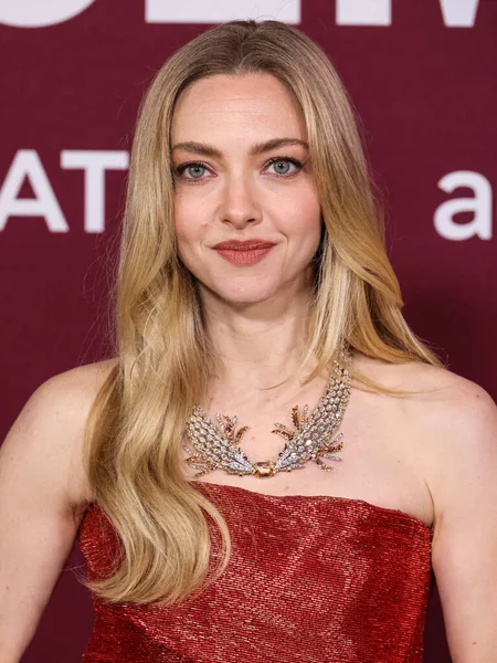 Monse PF26, Tiffany & Co mücevherleri ve Jimmy Choo ayakkabıları giyen Amerikalı aktris Amanda Seyfried, 15 Aralık 2025 'te Hollywood, Los Angeles' ta bulunan TCL Çin Tiyatrosu IMAX 'ta düzenlenen Lionsgate' in 'The Housemaid' adlı filminin Los Angeles galasına geldi.