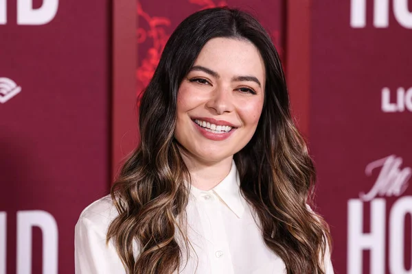 Amerikalı aktris, şarkıcı ve yapımcı Miranda Cosgrove, 15 Aralık 2025 'te Hollywood, Los Angeles, Kaliforniya, ABD' de bulunan TCL Çin Tiyatrosu IMAX 'te düzenlenen Lionsgate' in 'The Housemaid' adlı filminin Los Angeles galasına geldi..