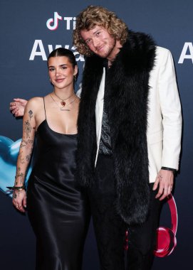 Ari Kytsya ve erkek arkadaşı Amerikalı rapçi Yung Gravy (Matthew Raymond Hauri) 18 Aralık 2025 tarihinde Hollywood Paladyumu 'nda düzenlenen TikTok Ödülleri' ne geldiler..