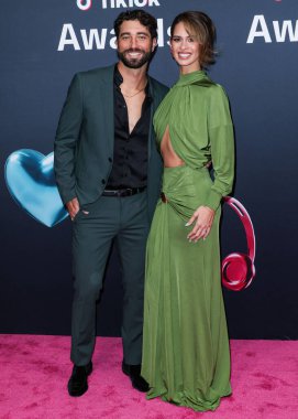 Amerikalı televizyon karakteri Joey Graziadei ve kız arkadaşı Kelsey Anderson, 18 Aralık 2025 'te Hollywood Palladium' da düzenlenen TikTok Ödülleri 'ne geldiler..