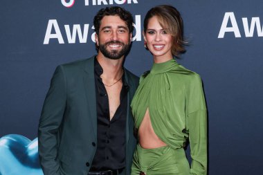 Amerikalı televizyon karakteri Joey Graziadei ve kız arkadaşı Kelsey Anderson, 18 Aralık 2025 'te Hollywood Palladium' da düzenlenen TikTok Ödülleri 'ne geldiler..