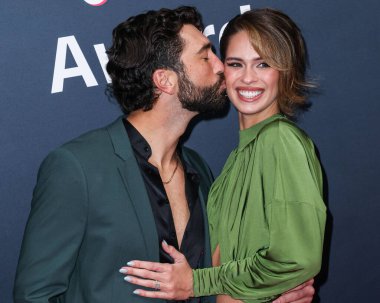 Amerikalı televizyon karakteri Joey Graziadei ve kız arkadaşı Kelsey Anderson, 18 Aralık 2025 'te Hollywood Palladium' da düzenlenen TikTok Ödülleri 'ne geldiler..