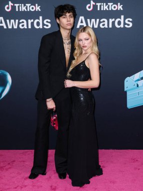 Amerikalı şarkıcı, rapçi, söz yazarı ve çok enstrümanlı Landon Barker ve kız arkadaşı Skyla Sanders, 18 Aralık 2025 'te Hollywood Palladium' da düzenlenen TikTok Ödülleri 'ne geldiler..