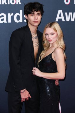 Amerikalı şarkıcı, rapçi, söz yazarı ve çok enstrümanlı Landon Barker ve kız arkadaşı Skyla Sanders, 18 Aralık 2025 'te Hollywood Palladium' da düzenlenen TikTok Ödülleri 'ne geldiler..