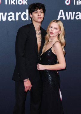 Amerikalı şarkıcı, rapçi, söz yazarı ve çok enstrümanlı Landon Barker ve kız arkadaşı Skyla Sanders, 18 Aralık 2025 'te Hollywood Palladium' da düzenlenen TikTok Ödülleri 'ne geldiler..