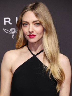 Balenciaga Spring 2026 elbisesi giyen Amanda Seyfried, Palm Springs Uluslararası Film Festivali Film Ödülleri 'ne 3 Ocak 2026' da Palm Springs, Riverside County, Kaliforniya 'da düzenlenen 37.