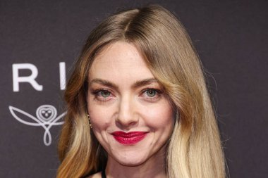 Balenciaga Spring 2026 elbisesi giyen Amanda Seyfried, Palm Springs Uluslararası Film Festivali Film Ödülleri 'ne 3 Ocak 2026' da Palm Springs, Riverside County, Kaliforniya 'da düzenlenen 37.