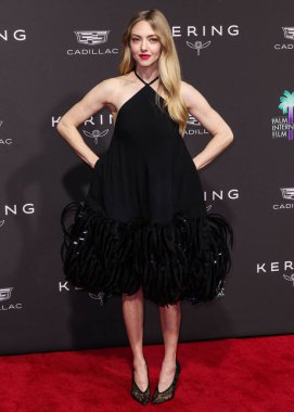 Balenciaga Spring 2026 elbisesi giyen Amanda Seyfried, Palm Springs Uluslararası Film Festivali Film Ödülleri 'ne 3 Ocak 2026' da Palm Springs, Riverside County, Kaliforniya 'da düzenlenen 37.