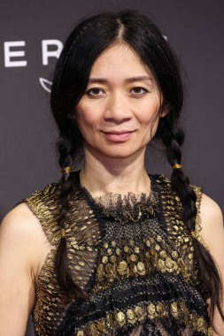 Lanvin Fall 2025 giyen Chloe Zhao, 3 Ocak 2026 'da Palm Springs Kongre Merkezi' nde düzenlenen 37. Palm Springs Uluslararası Film Festivali Film Ödülleri 'ne geldi..