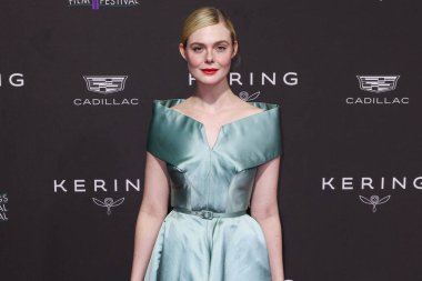 Alexander McQueen 'i giyen Elle Fanning, 3 Ocak 2026' da Palm Springs, Riverside County, Kaliforniya, ABD 'deki Palm Springs Kongre Merkezi' nde düzenlenen 37..