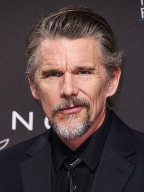 Prada giyen Ethan Hawke, 3 Ocak 2026 'da Palm Springs Kongre Merkezi' nde düzenlenen 37. Palm Springs Uluslararası Film Festivali Ödülleri 'ne geliyor..