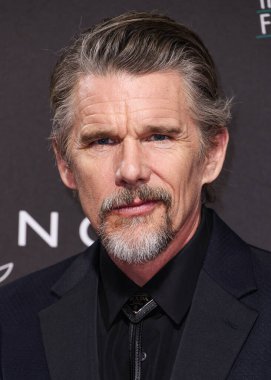 Prada giyen Ethan Hawke, 3 Ocak 2026 'da Palm Springs Kongre Merkezi' nde düzenlenen 37. Palm Springs Uluslararası Film Festivali Ödülleri 'ne geliyor..