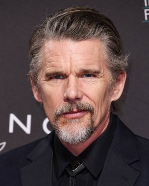 Prada giyen Ethan Hawke, 3 Ocak 2026 'da Palm Springs Kongre Merkezi' nde düzenlenen 37. Palm Springs Uluslararası Film Festivali Ödülleri 'ne geliyor..